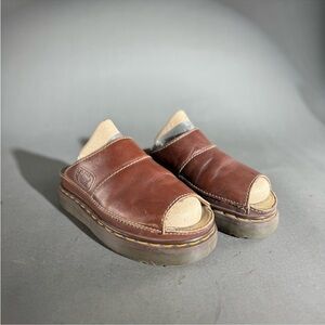 DISO! DO NOT BUY! looking for these sandals in a size 7.